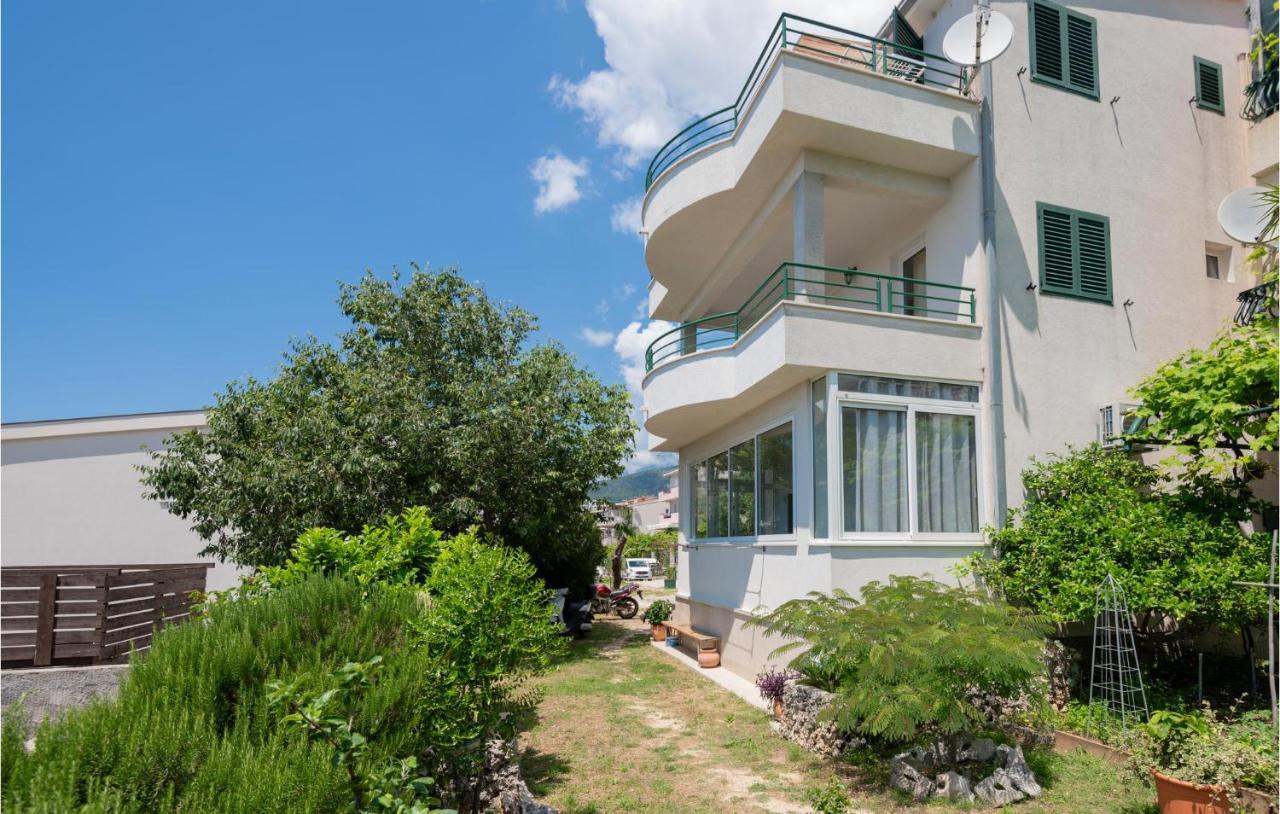 2 Bedroom Beautiful Apartment In Makarska Exterior foto