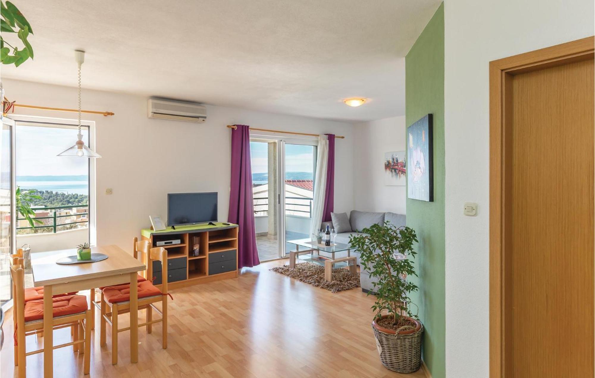 2 Bedroom Beautiful Apartment In Makarska Exterior foto